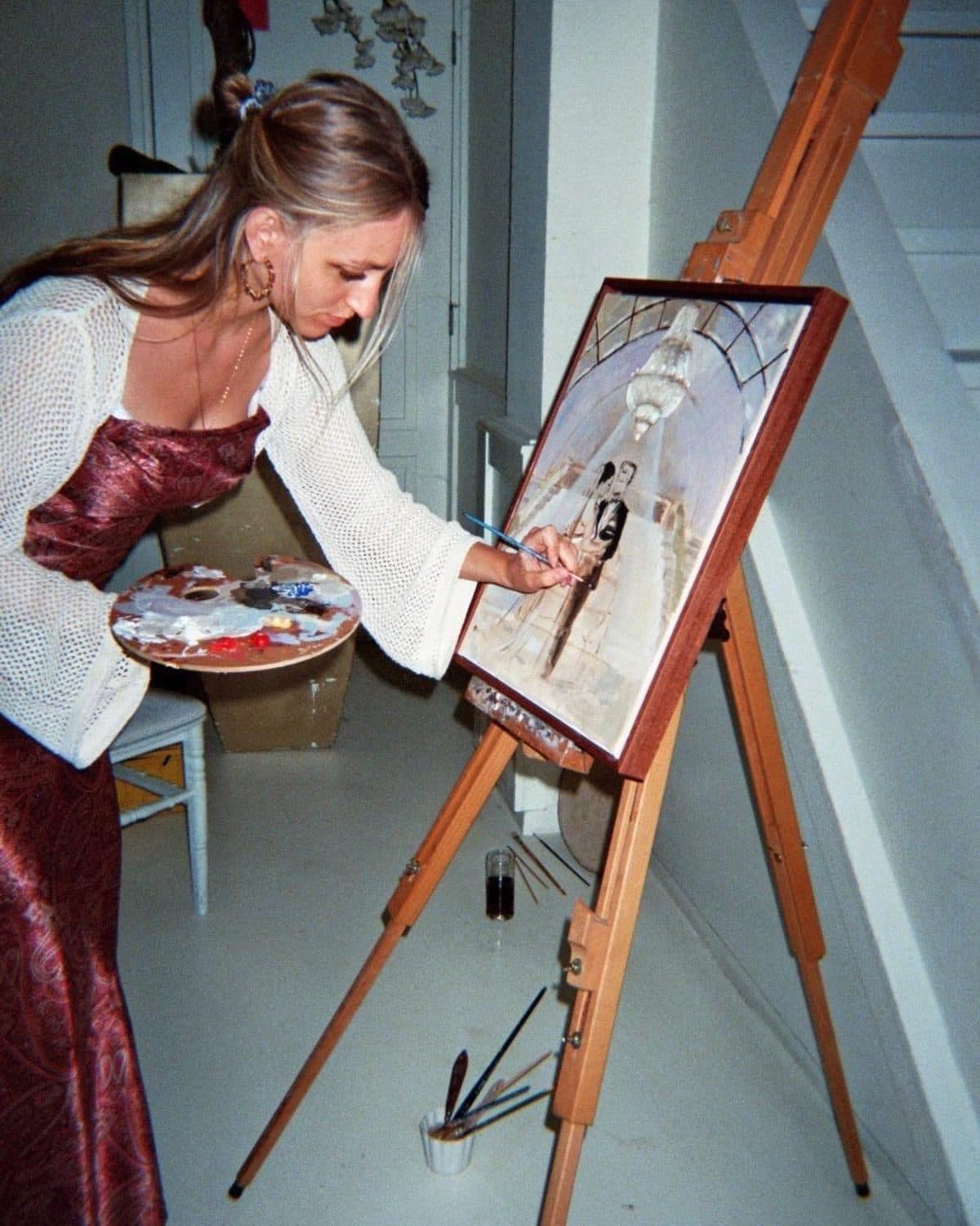 Sara van Heukelom aan het werk in haar atelier